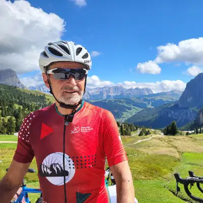 Herbert Lauble, Geschäftsleiter bei CasaVitale, an einem sonnigen Tag, mit seinem Fahrrad auf Radtour in den Alpen vor einer herrlich malerischen Berglandschaft. Herbert Lauble, Geschäftsleiter bei CasaVitale, an einem sonnigen Tag, mit seinem Fahrrad auf Radtour in den Alpen vor einer herrlich malerischen Berglandschaft.