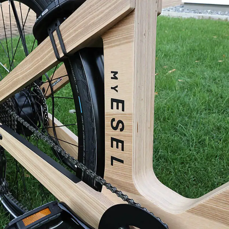 Ein Close Up des MyEsel Holz JobRads von der Seite Ein Close Up des MyEsel Holz JobRads von der Seite