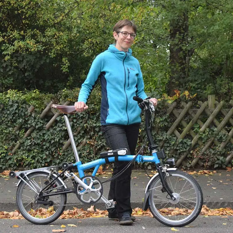 Mitarbeiterin mit Faltrad Conny Krause Mitarbeiterin mit Faltrad Conny Krause