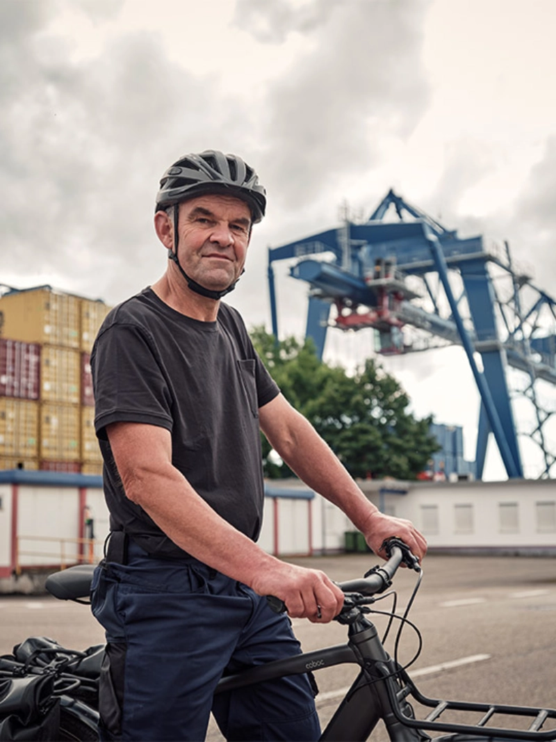JobRadler vor einem Kran am Güterbahnhof JobRadler vor einem Kran am Güterbahnhof