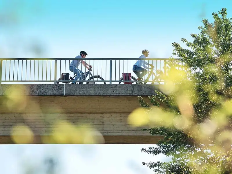 Radfahrer auf einer Brücke Radfahrer auf einer Brücke