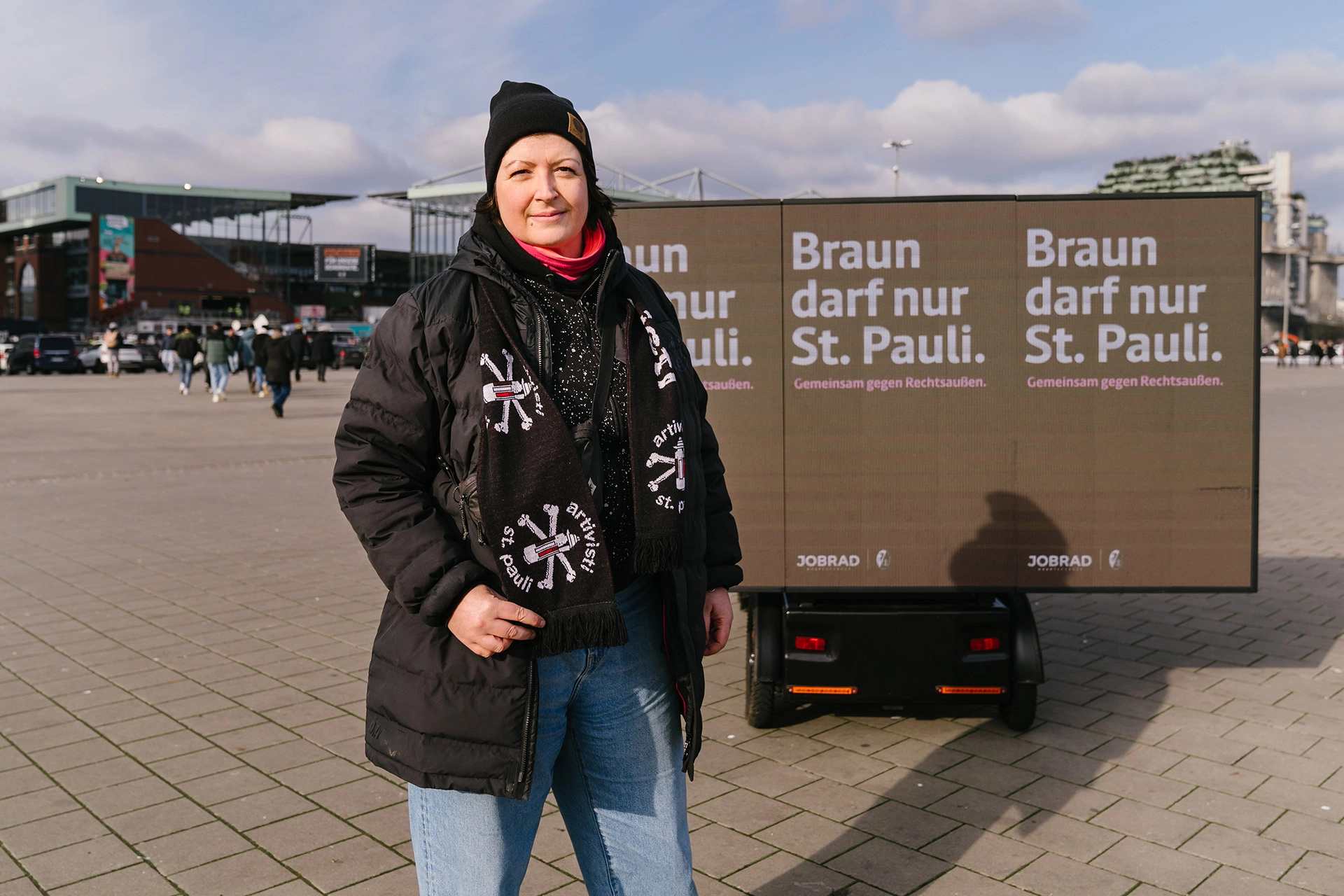 St. Pauli Fan vor LED-Wand Aktion "Braun darf nur St. Pauli" vor dem Stadion in Hamburg St. Pauli Fan vor LED-Wand Aktion "Braun darf nur St. Pauli" vor dem Stadion in Hamburg