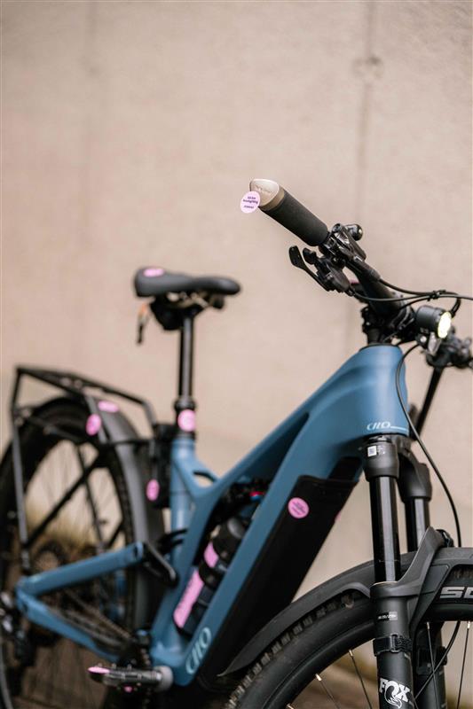 Blaues Fahrrad mit vielen Leasingfähiges Zubehör Stickern Blaues Fahrrad mit vielen Leasingfähiges Zubehör Stickern